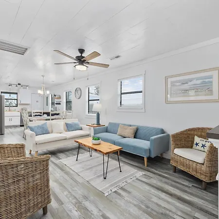 Relaxing, Updated Condo With Pool, Walk To Beach!